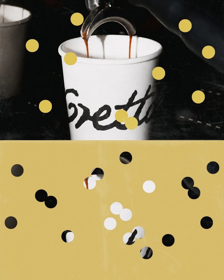 Un espresso cayendo en un vaso con el nombre de Gretta escrito a mano.
